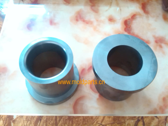 東莞大翔模具配件有限公司專(zhuān)業(yè)生產(chǎn)壓鑄模澆口套，壓鑄模澆口套的材質(zhì)、熱處理、硬度、標(biāo)準(zhǔn)、型號(hào)等詳情說(shuō)明和介紹，您可以通過(guò)本頁(yè)面下單留言或者發(fā)送詢(xún)/報(bào)價(jià)
